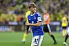 Louis Lemke im blauen HSV-Trikot läuft im Signal Iduna Park über den Rasen.