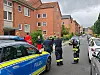 Polizei und Feuerwehr sichern nach einem Vorfall eine Straße in Hamburg; ein Polizeiwagen steht im Vordergrund.