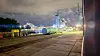 Nächtlicher Feuerwehreinsatz am beleuchteten Marineschiff Werra in Hamburg