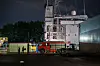 Versorgungstender Werra liegt nachts an der Norderwerft, während Feuerwehrfahrzeuge und Einsatzkräfte vor Ort sind.