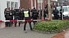 Polizei sichert mit Absperrband den Bereich vor einer Bar in Elmshorn.
