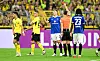 Felix Zwayer zeigt Samuele Inacio die rote Karte; Spieler von Dortmund und HSV stehen auf dem Platz.