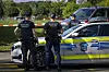 Polizisten sichern mit Streifenwagen das Gelände der Pferderennbahn Schachen nach nächtlichen Schüssen.