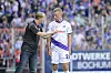 Timo Schultz spricht während des Zweitligaspiels mit Adrian Beck auf dem Spielfeld in Bochum.