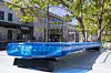 Blaulicht eines Polizeifahrzeugs vor dem Bahnhofgebäude in Rosenheim, im Hintergrund die Bahnhofshalle.