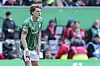 Jens Stage von Werder Bremen gestikuliert im grünen Trikot auf dem Spielfeld.