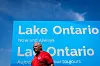 Doug Ford steht vor einem blauen Ontariosee-Schild im Fifty Point Conservation Area in Grimsby.