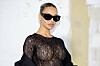 Shirin David mit schwarzer Sonnenbrille und Spitzentop bei der Vetements-Show in Paris