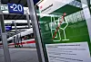 Hinweis auf ein Alkoholverbot am Bahnsteig des Hauptbahnhofs, daneben steht ein Zug der Deutschen Bahn.