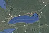 Karte zeigt den Lake Champlain zwischen Vermont und New York mit umliegenden Straßen und Orten.