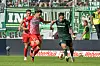 Ludovit Reis von Werder Bremen kämpft gegen Yuito Suzuki vom SC Freiburg um den Ball.