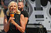 Andrea „Kiwi“ Kiewel spricht mit Mikrofon beim ZDF-Fernsehgarten in Mainz.