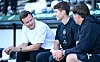 Sportdirektor Claus Costa tauscht sich mit den HSV-Trainern Loic Favé und Merlin Polzin aus.