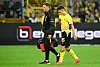 Giannis Konstantelias verlässt im Dortmund-Trikot begleitet von einem Betreuer den Platz.