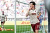 Michael Gregoritsch feiert im Augsburger Trikot das 1:0 gegen Schalke in der WWK ARENA.