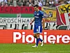 Ron Schallenberg im Schalke-Trikot verlässt nach einer Roten Karte das Spielfeld vor Fantribüne und Werbebande.