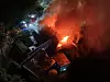 Nächtlicher Großbrand: Flammen schlagen aus dem Dachstuhl eines Einfamilienhauses in Schenefeld.