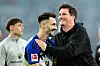 Fabio Vieira und HSV-Trainer Merlin Polzin feiern den 2:1-Sieg beim VfL Wolfsburg.