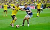 Julian Ryerson und Louis Lemke kämpfen im Bundesligaspiel zwischen Dortmund und dem HSV um den Ball.