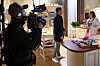 Kameramann filmt Ben Ruedinger und Valea Scalabrino in der Kulisse der RTL-Serie „Unter uns“.
