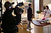 Kameramann filmt Ben Ruedinger und Valea Scalabrino in der Kulisse der RTL-Serie „Unter uns“.