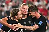 Erling Haaland jubelt im Norwegen-Trikot mit Patrick Berg und David Møller Wolfe nach dem 3:1 gegen Senegal.