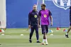 Hansi Flick spricht mit Lamine Yamal beim Training des FC Barcelona auf dem Vereinsgelände in Barcelona.