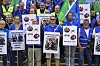 Polizisten und Polizeibeschäftigte demonstrieren in Hamburg mit Plakaten und Fahnen gegen Sparmaßnahmen.
