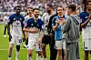 HSV-Spieler feiern nach dem Bundesliga-Spiel mit Fans am Spielfeldrand in Frankfurt.