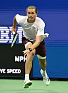 Alexander Zverev schlägt beim Training auf dem Hartplatz im Arthur Ashe Stadium einen Tennisball.