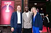 Henrik Koencke, Owen Ansah und Laura Ludwig posieren beim Sport Bild Award in Hamburg.