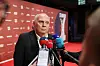 Uli Hoeneß spricht vor Mikrofonen bei der Verleihung des Sport Bild-Awards 2026 in Hamburg.