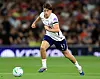 Mikey Moore von Tottenham Hotspur führt im Carabao Cup gegen Charlton Athletic den Ball.
