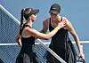 Tamara Korpatsch gratuliert Lilli Tagger am Tennisnetz nach deren Sieg bei den US Open in New York.
