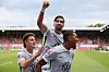 Wolfsburger Spieler feiern den dritten Treffer gegen Heidenheim, ein Spieler reckt jubelnd die Faust.