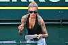 Sophia Thomalla verfolgt in der OWL Arena Halle das Tennis-Viertelfinale mit Sonnenbrille und einem weißen Blatt.