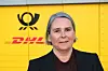 Nikola Hagleitner steht vor einem gelben DHL-Paketautomaten in Bonn.