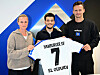 Drei Personen präsentieren ein weißes Hamburger-SV-Trikot mit der Nummer 7.