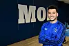 Zakaria El Ouahdi posiert in Hamburg im blauen Trainingsanzug des Hamburger SV.