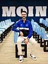 Fabio Vieira im blauen HSV-Trainingsanzug sitzt in einer Tribüne in Hamburg.