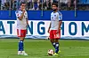 Rayan Philippe und Immanuel Pherai stehen im Volksparkstadion neben dem Ball.