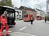 Hochbahn-Bus und Einsatzkräfte von Feuerwehr und Rettungsdienst auf der Max-Brauer-Allee in Hamburg