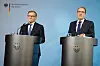 Johann Wadephul und Alexander Dobrindt sprechen im Bundesinnenministerium an zwei Rednerpulten.