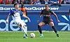 Nicolas Capaldo und Arthur kämpfen im Bundesliga-Spiel Leverkusen gegen Hamburg um den Ball.