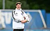 HSV-Coach Merlin Polzin steht mit Ball unter dem Arm auf dem Trainingsplatz.