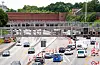 Dichter Verkehr staut sich auf der A7 vor dem Elbtunnel in Hamburg; Baustellenbaken markieren die Fahrbahnen.