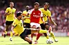 Ramy Bensebaini von Dortmund grätscht im Emirates Cup gegen Arsenals Ethan Nwaneri.