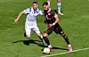 Leart Paqarada gegen Leon Jensen im Spiel St. Pauli gegen den KSC
