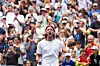 Stefanos Tsitsipas jubelt nach seinem US-Open-Sieg gegen Arthur Fils vor dem Publikum in New York.