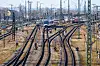 Verzweigte Bahngleise mit Oberleitungen vor dem Augsburger Hauptbahnhof